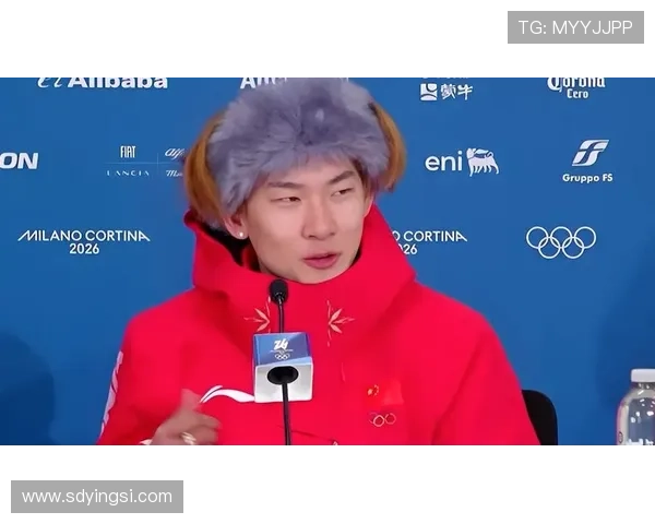 苏翊鸣与桃姐迪哥合影沾金牌喜气